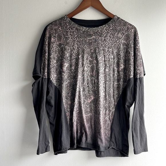 All Saints Kaa Waves LS gray snakeskin print tee with elbow slits - Picture 2 of 7